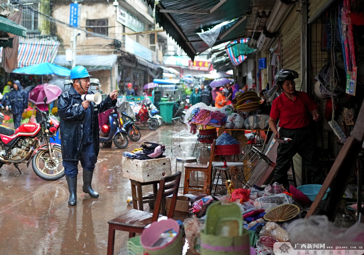 PG麻将胡了:广西各地暴雨持续电力部门全力抢修因灾停电设施(图2)