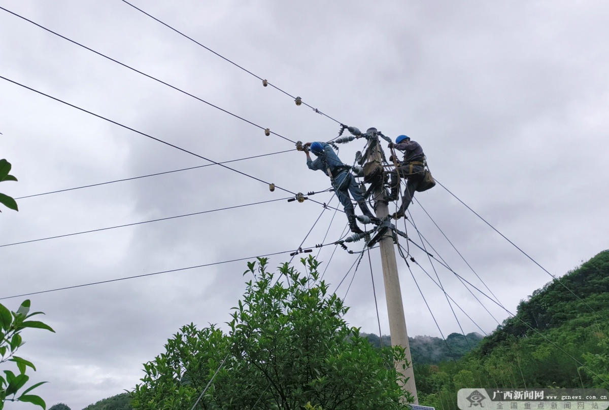 PG麻将胡了:广西各地暴雨持续电力部门全力抢修因灾停电设施(图3)