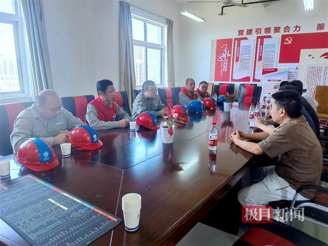 PG麻将胡了：高考前特巡电力设备“鄂电红马甲”助力学子顺利应考(图3)