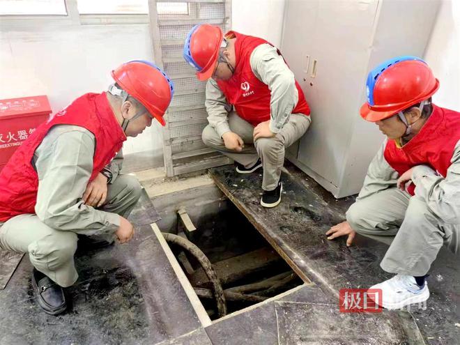 PG麻将胡了：高考前特巡电力设备“鄂电红马甲”助力学子顺利应考(图2)