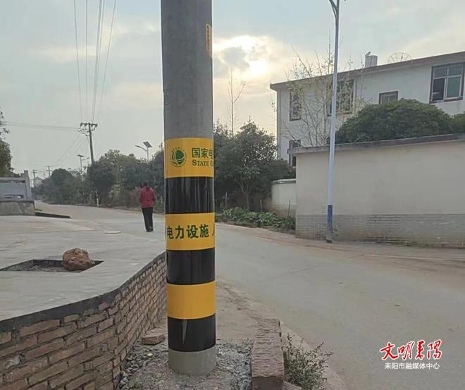 国网耒阳市供电公司:补装防撞标识保安全(图2)