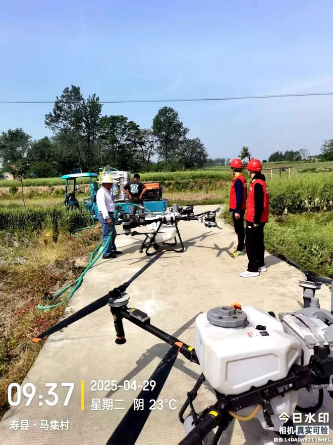 PG麻将胡了：寿县农用植保无人机“飞手”们：作业时一定避让高压线路！(图2)