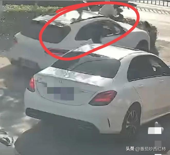 后续！保时捷撞到行人女车主潇洒戴墨镜当地回应：不是故意的(图2)