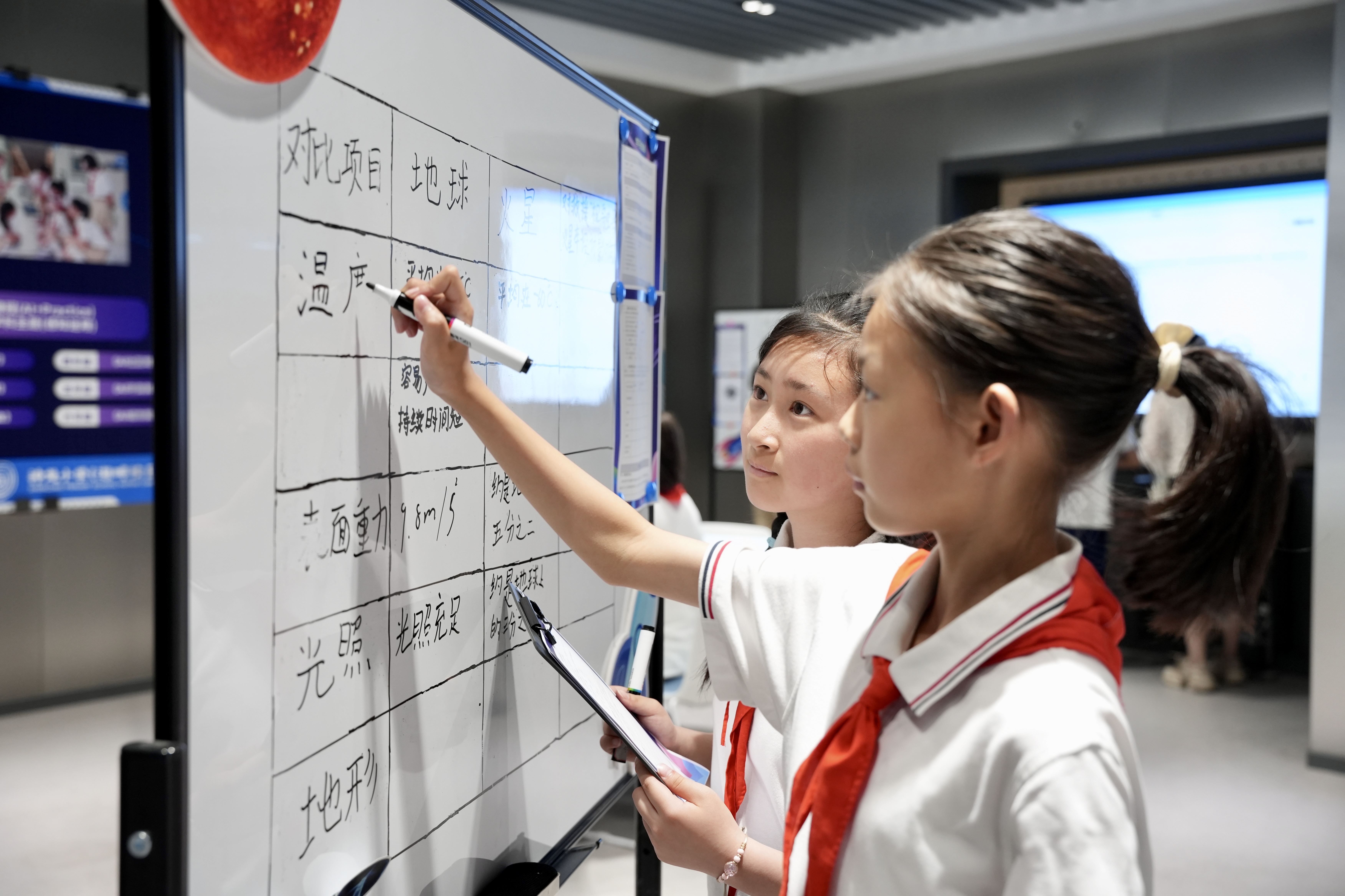 小学生AI造火星车银发族玩转无人机！湖北数字教育“开挂”了(图1)