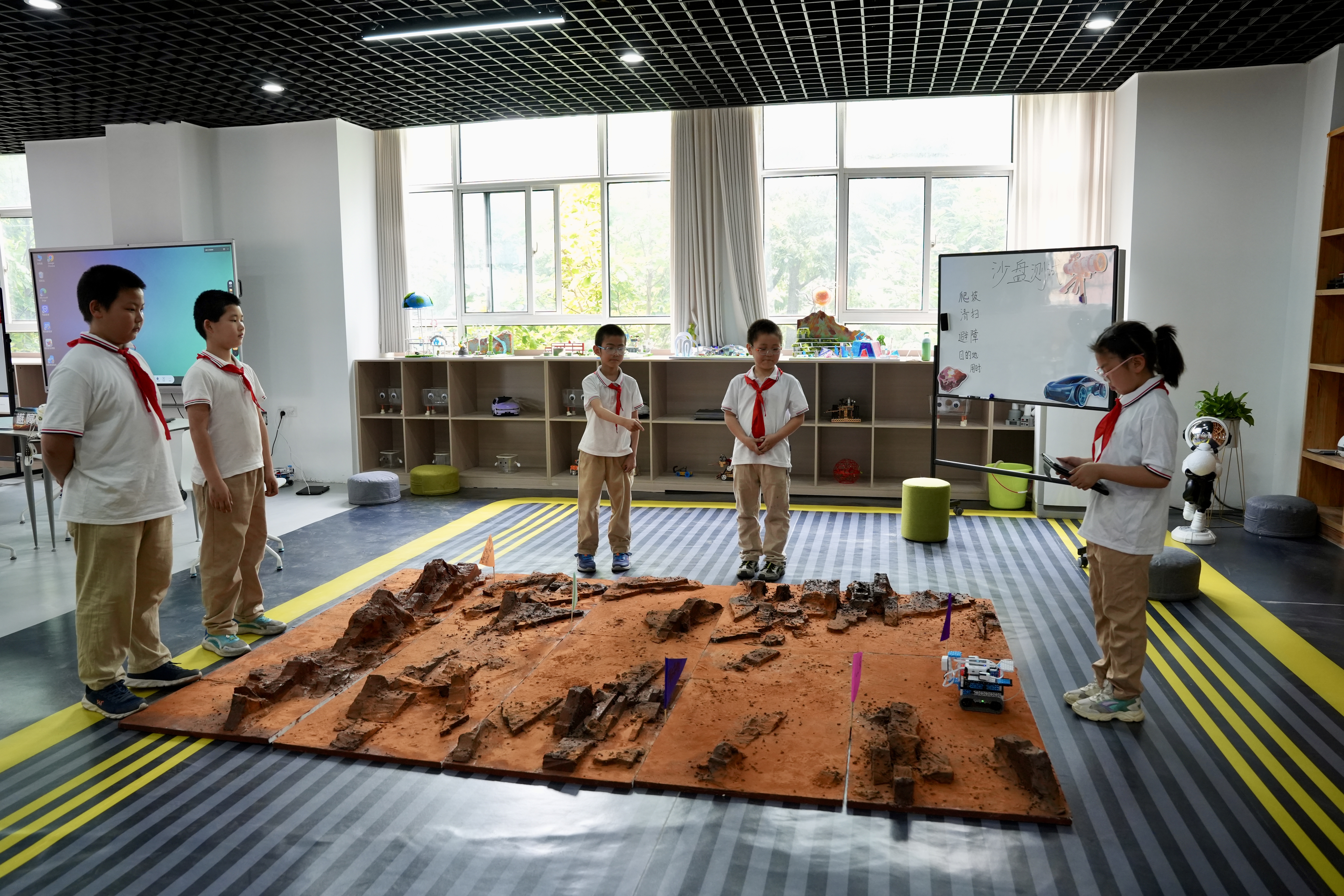小学生AI造火星车银发族玩转无人机！湖北数字教育“开挂”了(图2)
