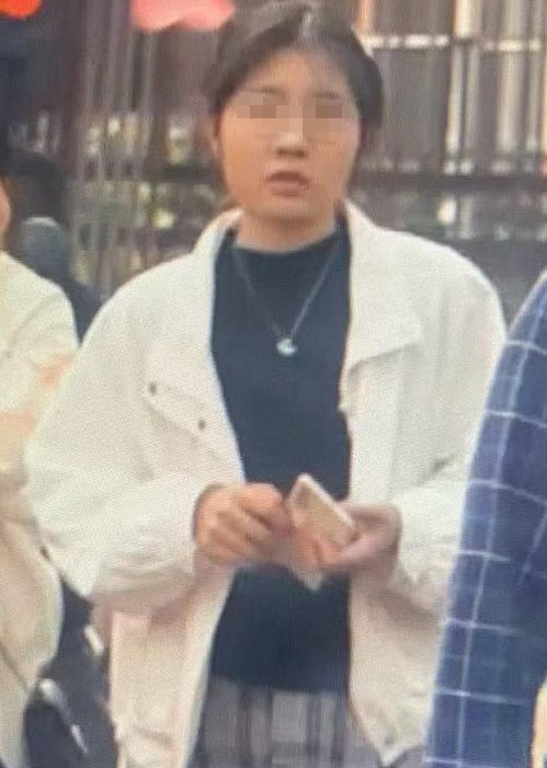 23岁女子独游温岭疑看“蓝眼泪”失联警方和救援队仍在搜救；有网友称：看到她在海边拍照后进山(图1)